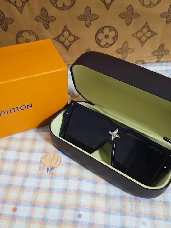 ℒLV sunglasses